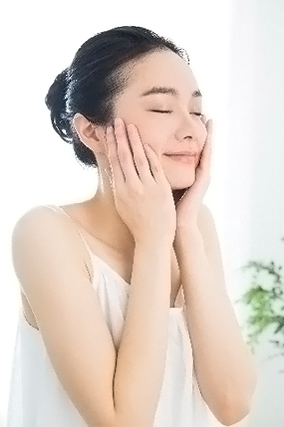 頬を触る女性